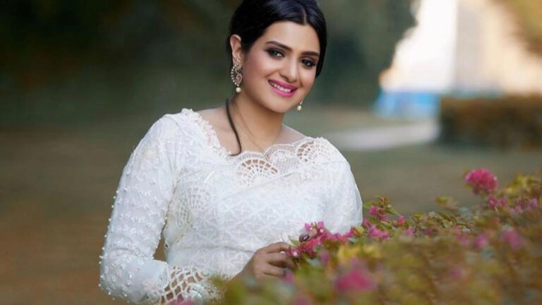 Divya Pillai Relationships, Wikipedia, Marital Status, Feet, Navel, Husband, Instagram, Spouse