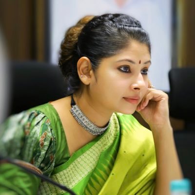 Smita Sabharwal Wikipedia, IAS, Tweet, Family, Current Posting, Age, Husband, Instagram, Salary